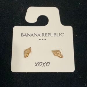 Banana Republic NWT Goldtone Conk Shell Earrings